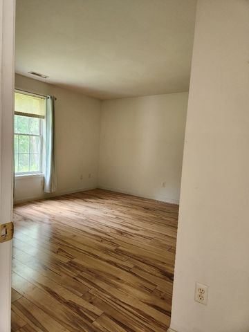 491 Mammoth Rd 9, Londonderry, NH 03053