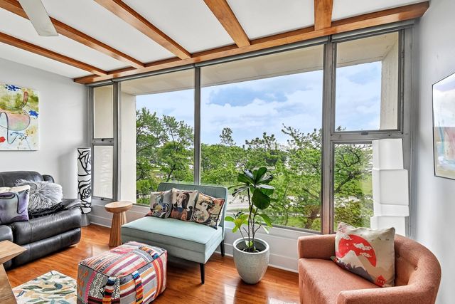 3200 N Lake Shore Drive 410, Chicago, IL 60657