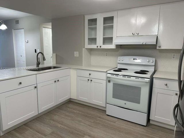 7832 Collins Avenue 406, Miami Beach, FL 33141