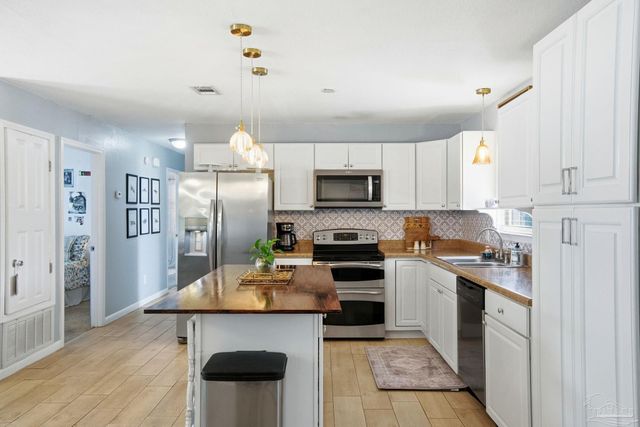 5471 Bonanza Dr, Gulf Breeze, FL 32563