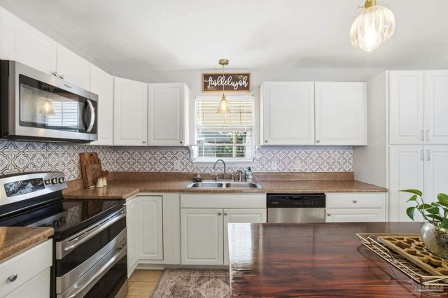 5471 Bonanza Dr, Gulf Breeze, FL 32563