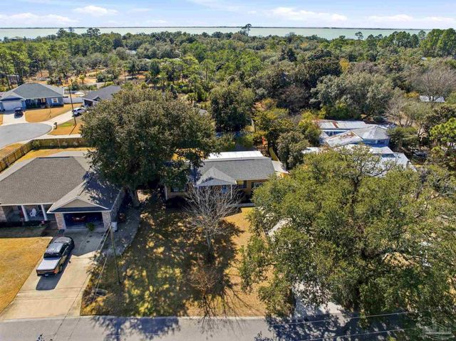 5471 Bonanza Dr, Gulf Breeze, FL 32563