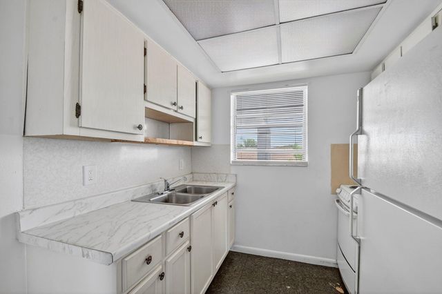 1406 Barton Road 15, Lake Worth Beach, FL 33460