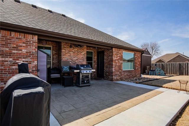 2014 Price Avenue, Lowell, AR 72745