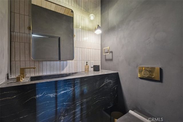 21090 Rios Street, Woodland Hills, CA 91364