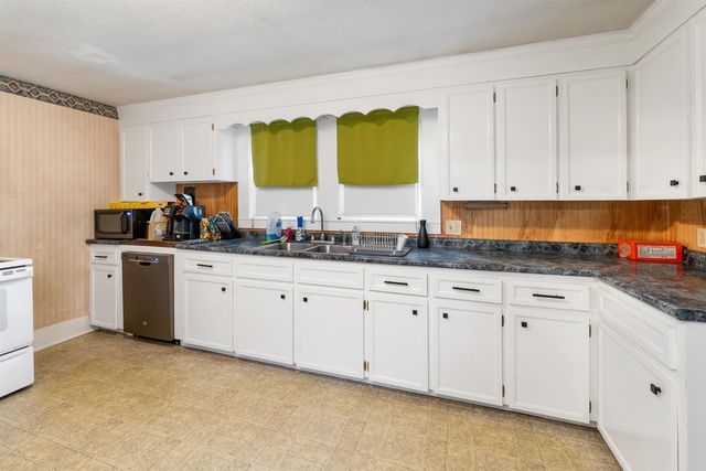 9 Hunt Avenue, Franklin, NH 03235