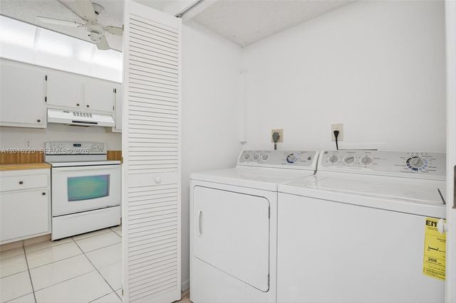900 NE 195th St 414, Miami, FL 33179