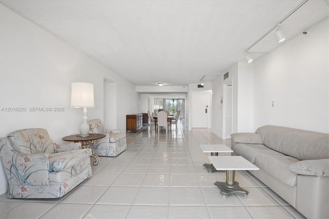 900 NE 195th St 414, Miami, FL 33179