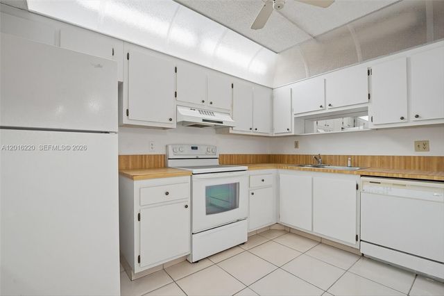 900 NE 195th St 414, Miami, FL 33179