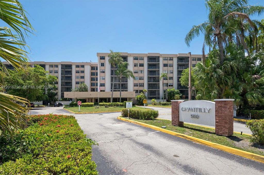 900 NE 195th St 414, Miami, FL 33179