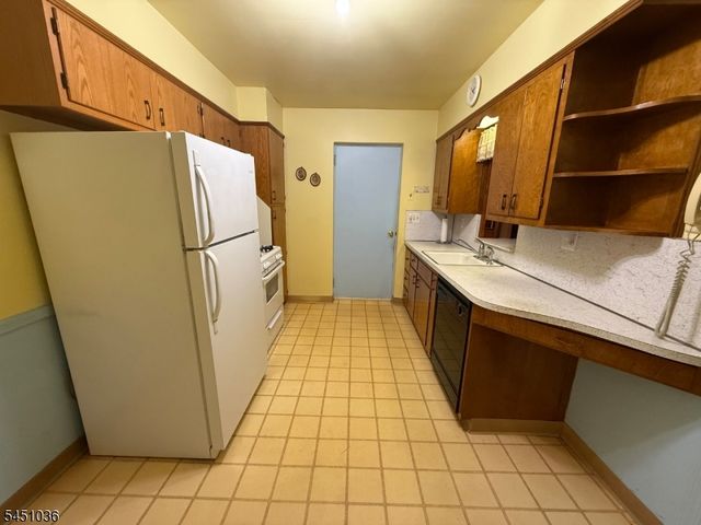 76 Linwood Ave, Midland Park Boro, NJ 07432
