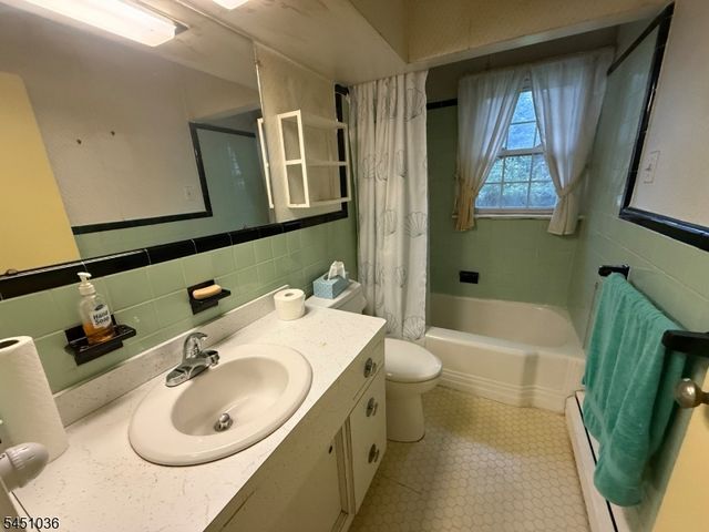 76 Linwood Ave, Midland Park Boro, NJ 07432