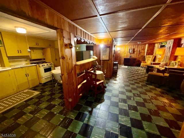 76 Linwood Ave, Midland Park Boro, NJ 07432