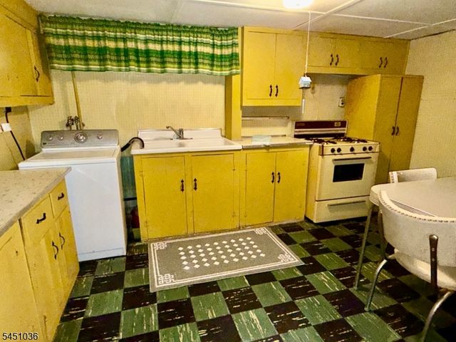 76 Linwood Ave, Midland Park Boro, NJ 07432