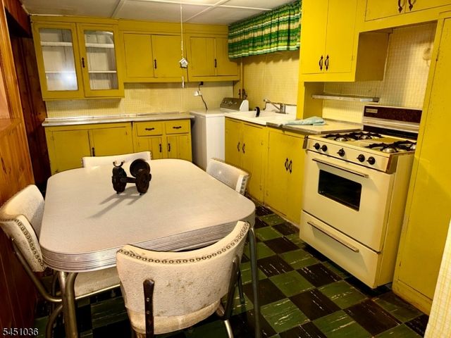 76 Linwood Ave, Midland Park Boro, NJ 07432