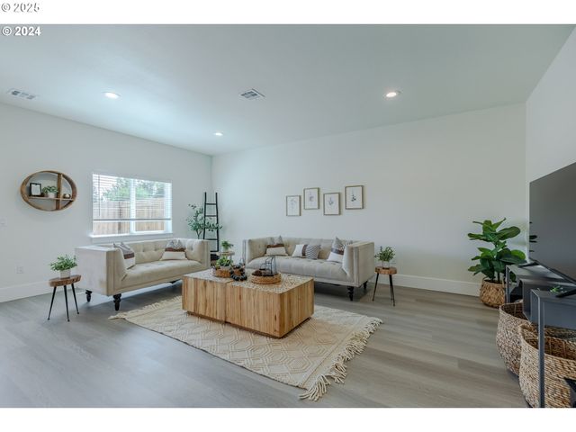 741 Periander Way, Harrisburg, OR 97446