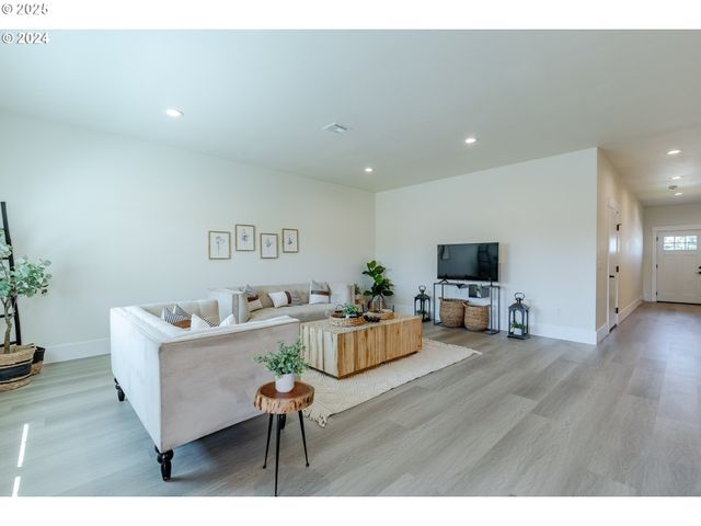 741 Periander Way, Harrisburg, OR 97446