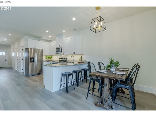 741 Periander Way, Harrisburg, OR 97446