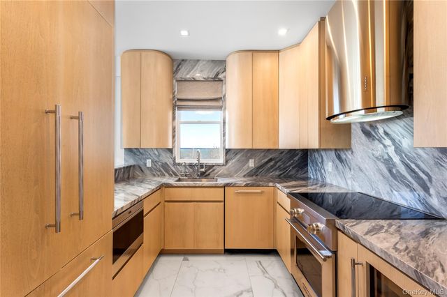 580 Dune Road 5, Westhampton, NY 11978