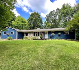 9115 Pine Hill Trail, Hartland Township, MI 48430