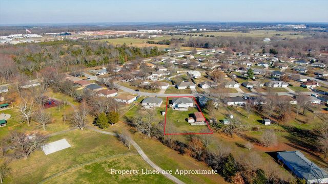 605 S Sunmeadow Drive, Strafford, MO 65757