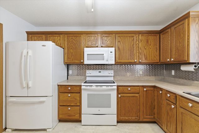 605 S Sunmeadow Drive, Strafford, MO 65757