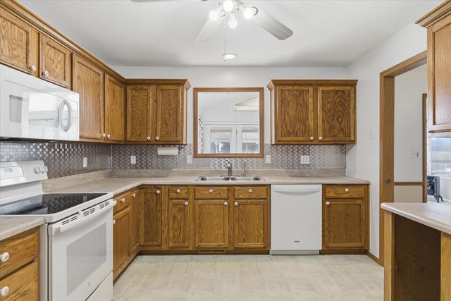 605 S Sunmeadow Drive, Strafford, MO 65757