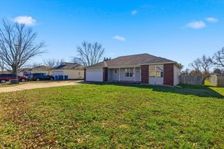 605 S Sunmeadow Drive, Strafford, MO 65757