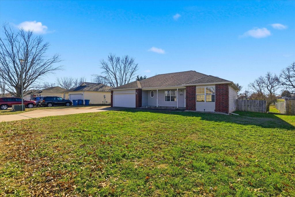 605 S Sunmeadow Drive, Strafford, MO 65757