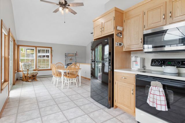 4 Shore Ln, Holland, MA 01521