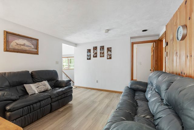 4 Shore Ln, Holland, MA 01521