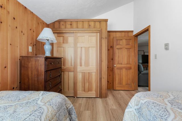 4 Shore Ln, Holland, MA 01521
