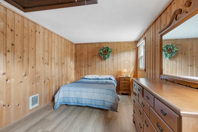 4 Shore Ln, Holland, MA 01521