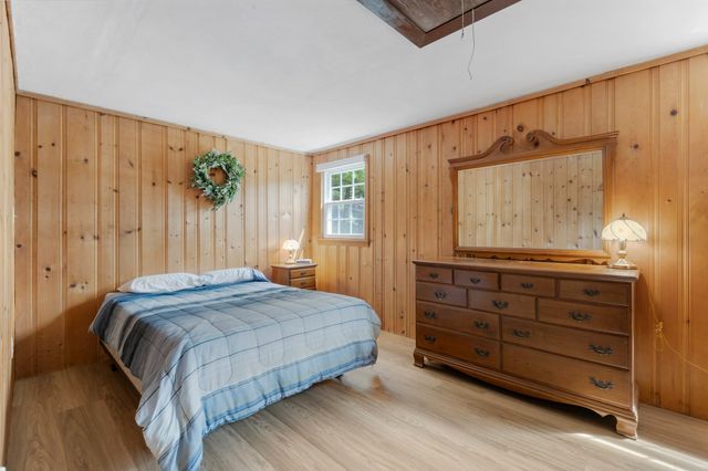 4 Shore Ln, Holland, MA 01521