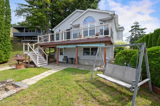4 Shore Ln, Holland, MA 01521