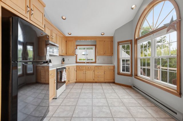 4 Shore Ln, Holland, MA 01521