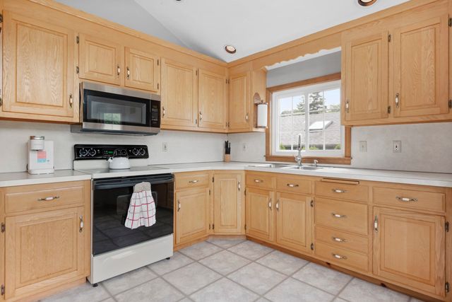 4 Shore Ln, Holland, MA 01521