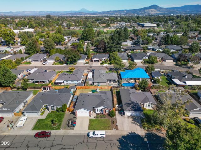 1826 Northwood Drive, Central Point, OR 97502