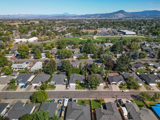 1826 Northwood Drive, Central Point, OR 97502