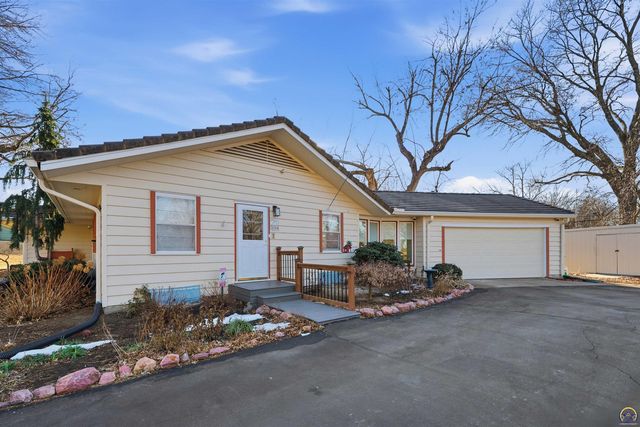 307 SW Woodbury LN, Topeka, KS 66606