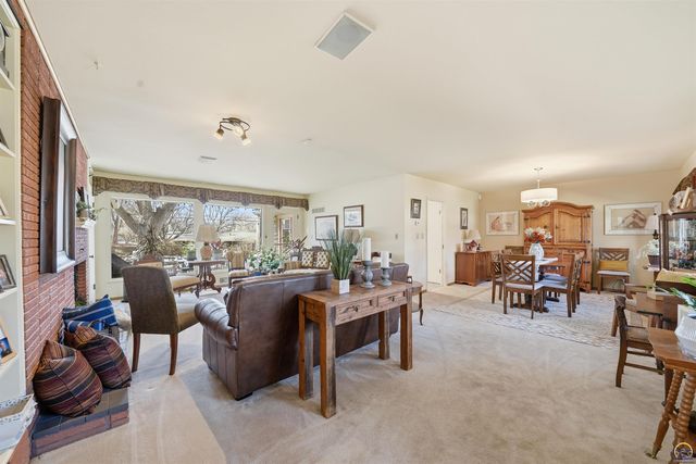 307 SW Woodbury LN, Topeka, KS 66606