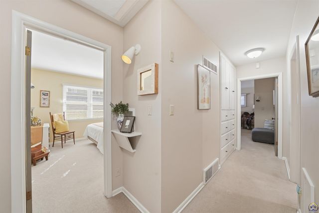 307 SW Woodbury LN, Topeka, KS 66606