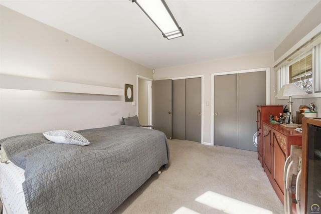 307 SW Woodbury LN, Topeka, KS 66606