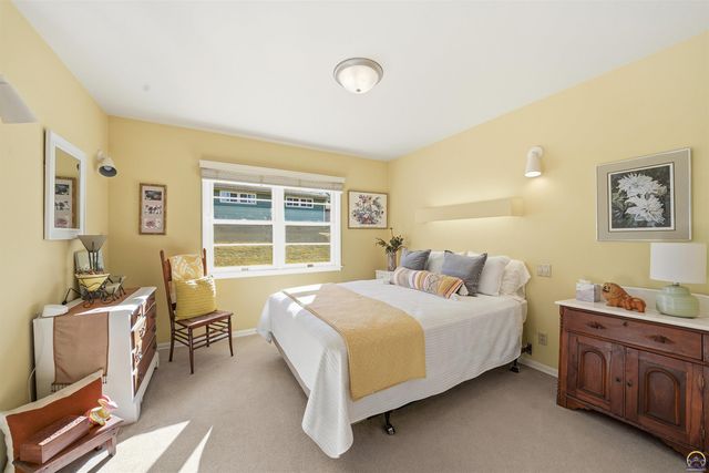 307 SW Woodbury LN, Topeka, KS 66606