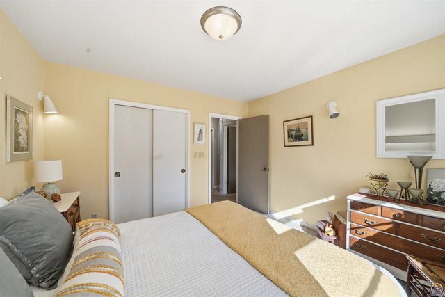 307 SW Woodbury LN, Topeka, KS 66606