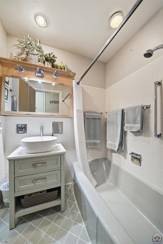 307 SW Woodbury LN, Topeka, KS 66606