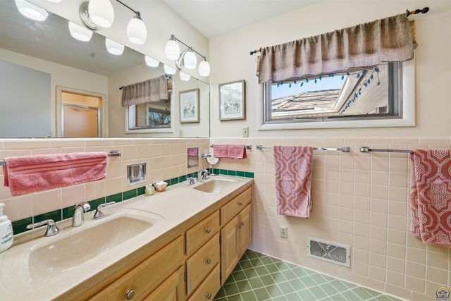 307 SW Woodbury LN, Topeka, KS 66606