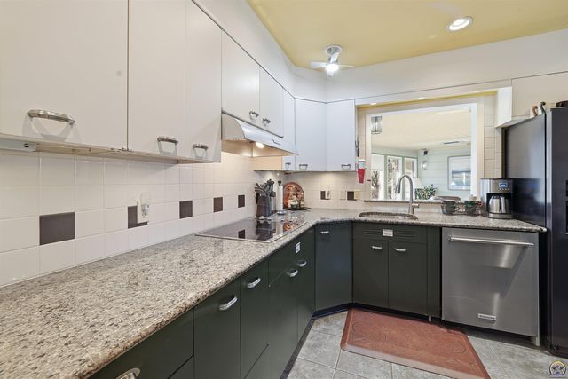 307 SW Woodbury LN, Topeka, KS 66606