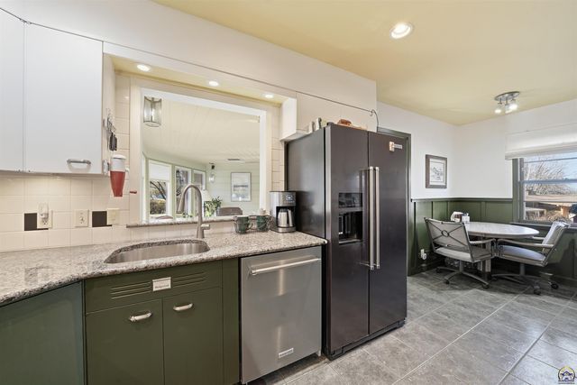 307 SW Woodbury LN, Topeka, KS 66606