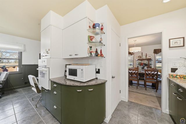 307 SW Woodbury LN, Topeka, KS 66606